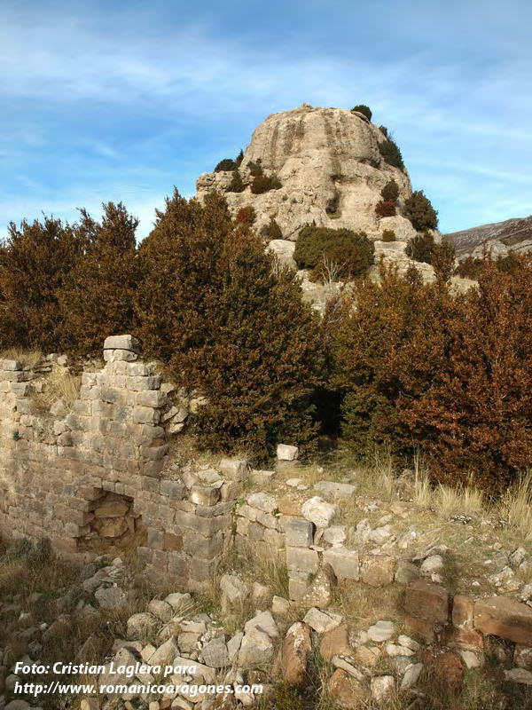 MURO NORTE CON LA PUERTA Y AL FONDO ROCA DEL CASTILLO